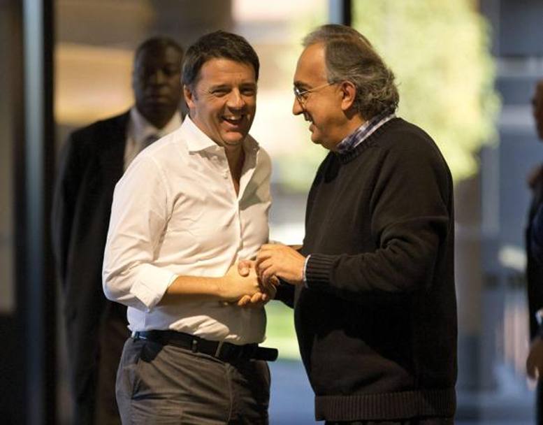 Settembre 2014, strette di mano e sorrisi tra Marchionne e Matteo Renzi, all&#39;epoca Primo Ministro italiano. Epa